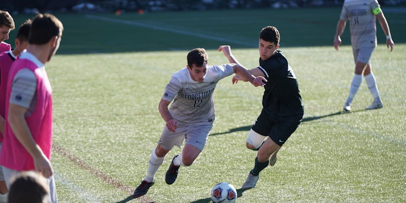 世界杯冠军奖杯在灯光下闪耀的珍贵照片